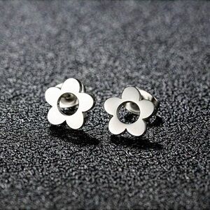 NEW Dainty Flower stud Earrings in Silver color - Boutique